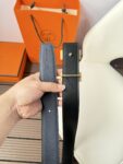 P120 爱马仕（Hermès）男款腰带以其精湛的工艺、高品质的材料和经典的设计而备受推崇，是男士时尚配饰中的顶级选择。最具标志性的设计是带有“H”标志的扣头，简约大气且极具辨识度，适合商务和休闲场合。不仅是实用的配饰，更是身份与品味的象征。无论是商务场合还是休闲穿搭，都能为整体造型增添高级感和精致感。