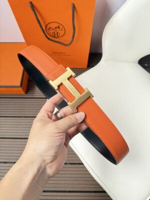 P120 爱马仕（Hermès）男款腰带以其精湛的工艺、高品质的材料和经典的设计而备受推崇，是男士时尚配饰中的顶级选择。最具标志性的设计是带有“H”标志的扣头，简约大气且极具辨识度，适合商务和休闲场合。不仅是实用的配饰，更是身份与品味的象征。无论是商务场合还是休闲穿搭，都能为整体造型增添高级感和精致感。