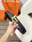 P120 爱马仕（Hermès）男款腰带以其精湛的工艺、高品质的材料和经典的设计而备受推崇，是男士时尚配饰中的顶级选择。最具标志性的设计是带有“H”标志的扣头，简约大气且极具辨识度，适合商务和休闲场合。不仅是实用的配饰，更是身份与品味的象征。无论是商务场合还是休闲穿搭，都能为整体造型增添高级感和精致感。