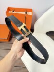 P120 爱马仕（Hermès）男款腰带以其精湛的工艺、高品质的材料和经典的设计而备受推崇，是男士时尚配饰中的顶级选择。最具标志性的设计是带有“H”标志的扣头，简约大气且极具辨识度，适合商务和休闲场合。不仅是实用的配饰，更是身份与品味的象征。无论是商务场合还是休闲穿搭，都能为整体造型增添高级感和精致感。