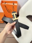 P120 爱马仕（Hermès）男款腰带以其精湛的工艺、高品质的材料和经典的设计而备受推崇，是男士时尚配饰中的顶级选择。最具标志性的设计是带有“H”标志的扣头，简约大气且极具辨识度，适合商务和休闲场合。不仅是实用的配饰，更是身份与品味的象征。无论是商务场合还是休闲穿搭，都能为整体造型增添高级感和精致感。