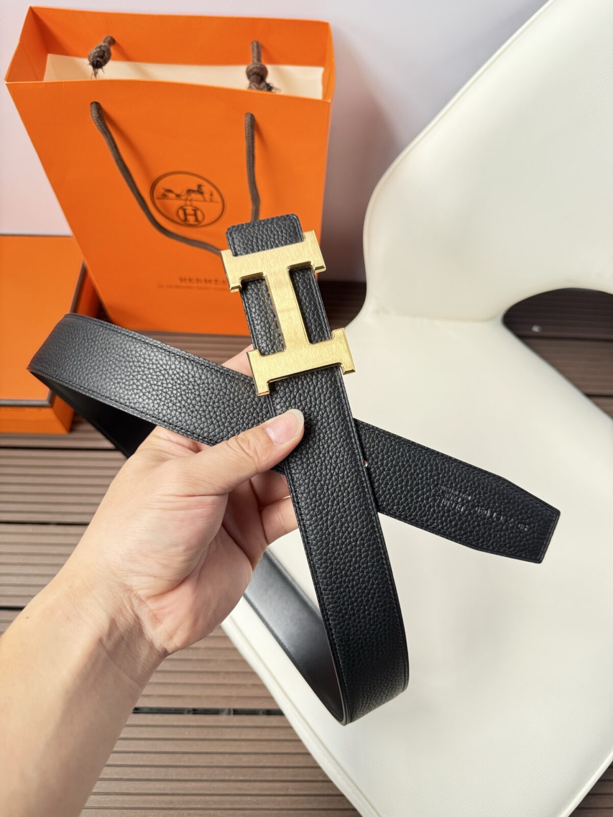 P120 爱马仕（Hermès）男款腰带以其精湛的工艺、高品质的材料和经典的设计而备受推崇，是男士时尚配饰中的顶级选择。最具标志性的设计是带有“H”标志的扣头，简约大气且极具辨识度，适合商务和休闲场合。不仅是实用的配饰，更是身份与品味的象征。无论是商务场合还是休闲穿搭，都能为整体造型增添高级感和精致感。