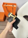 P120 爱马仕（Hermès）男款腰带以其精湛的工艺、高品质的材料和经典的设计而备受推崇，是男士时尚配饰中的顶级选择。最具标志性的设计是带有“H”标志的扣头，简约大气且极具辨识度，适合商务和休闲场合。不仅是实用的配饰，更是身份与品味的象征。无论是商务场合还是休闲穿搭，都能为整体造型增添高级感和精致感。