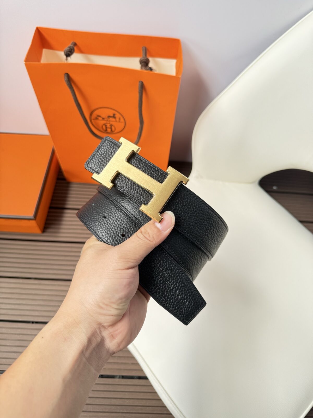 P120 爱马仕（Hermès）男款腰带以其精湛的工艺、高品质的材料和经典的设计而备受推崇，是男士时尚配饰中的顶级选择。最具标志性的设计是带有“H”标志的扣头，简约大气且极具辨识度，适合商务和休闲场合。不仅是实用的配饰，更是身份与品味的象征。无论是商务场合还是休闲穿搭，都能为整体造型增添高级感和精致感。