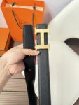 P120 爱马仕（Hermès）男款腰带以其精湛的工艺、高品质的材料和经典的设计而备受推崇，是男士时尚配饰中的顶级选择。最具标志性的设计是带有“H”标志的扣头，简约大气且极具辨识度，适合商务和休闲场合。不仅是实用的配饰，更是身份与品味的象征。无论是商务场合还是休闲穿搭，都能为整体造型增添高级感和精致感。