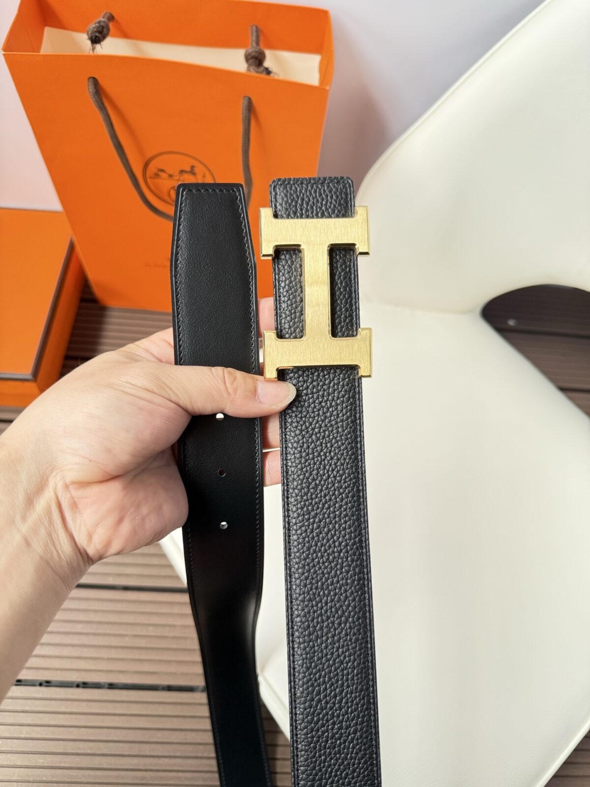 P120 爱马仕（Hermès）男款腰带以其精湛的工艺、高品质的材料和经典的设计而备受推崇，是男士时尚配饰中的顶级选择。最具标志性的设计是带有“H”标志的扣头，简约大气且极具辨识度，适合商务和休闲场合。不仅是实用的配饰，更是身份与品味的象征。无论是商务场合还是休闲穿搭，都能为整体造型增添高级感和精致感。