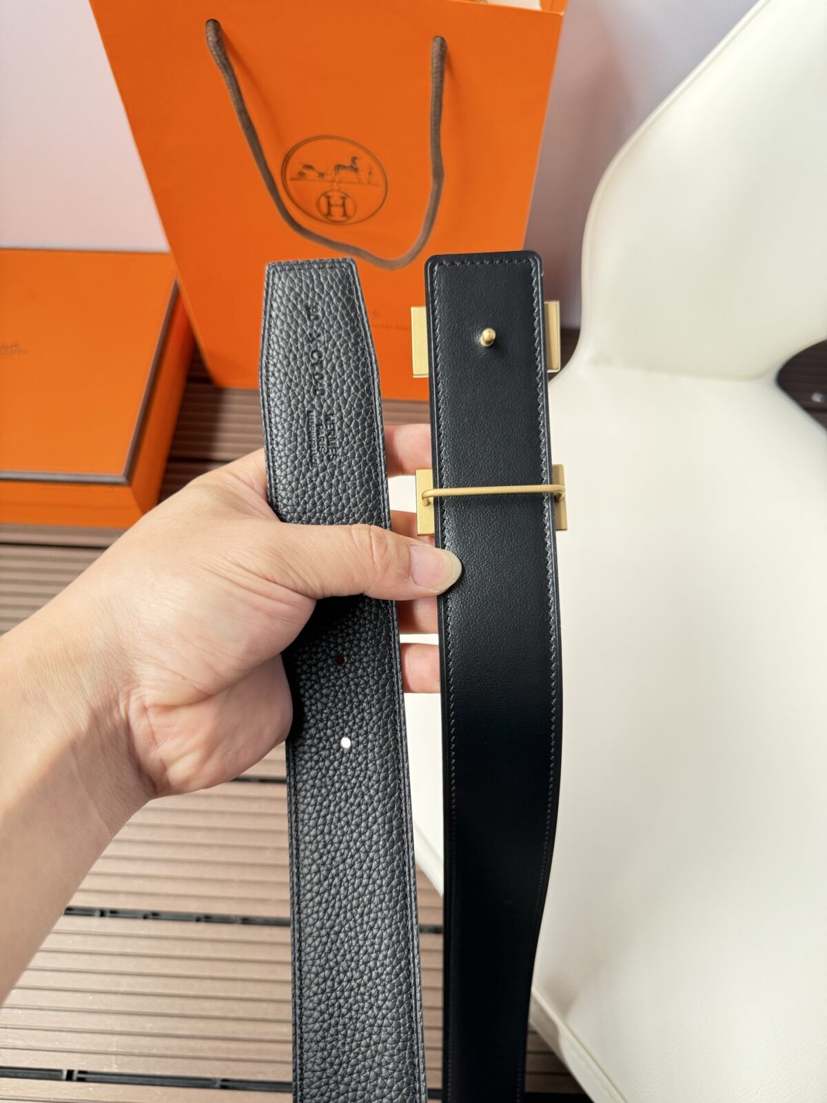 P120 爱马仕（Hermès）男款腰带以其精湛的工艺、高品质的材料和经典的设计而备受推崇，是男士时尚配饰中的顶级选择。最具标志性的设计是带有“H”标志的扣头，简约大气且极具辨识度，适合商务和休闲场合。不仅是实用的配饰，更是身份与品味的象征。无论是商务场合还是休闲穿搭，都能为整体造型增添高级感和精致感。