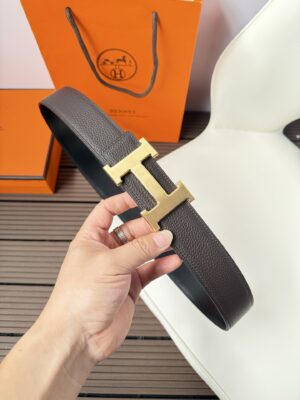 P120 爱马仕（Hermès）男款腰带以其精湛的工艺、高品质的材料和经典的设计而备受推崇，是男士时尚配饰中的顶级选择。最具标志性的设计是带有“H”标志的扣头，简约大气且极具辨识度，适合商务和休闲场合。不仅是实用的配饰，更是身份与品味的象征。无论是商务场合还是休闲穿搭，都能为整体造型增添高级感和精致感。