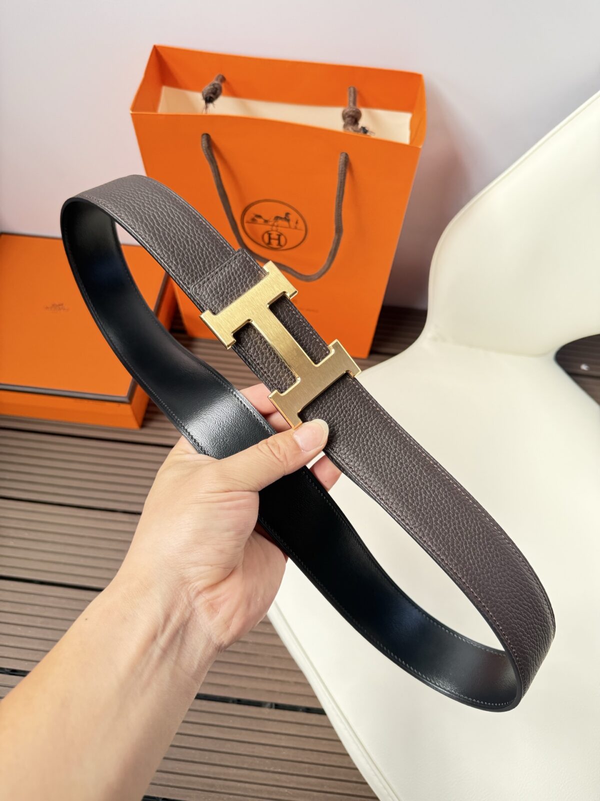 P120 爱马仕（Hermès）男款腰带以其精湛的工艺、高品质的材料和经典的设计而备受推崇，是男士时尚配饰中的顶级选择。最具标志性的设计是带有“H”标志的扣头，简约大气且极具辨识度，适合商务和休闲场合。不仅是实用的配饰，更是身份与品味的象征。无论是商务场合还是休闲穿搭，都能为整体造型增添高级感和精致感。