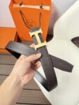 P120 爱马仕（Hermès）男款腰带以其精湛的工艺、高品质的材料和经典的设计而备受推崇，是男士时尚配饰中的顶级选择。最具标志性的设计是带有“H”标志的扣头，简约大气且极具辨识度，适合商务和休闲场合。不仅是实用的配饰，更是身份与品味的象征。无论是商务场合还是休闲穿搭，都能为整体造型增添高级感和精致感。