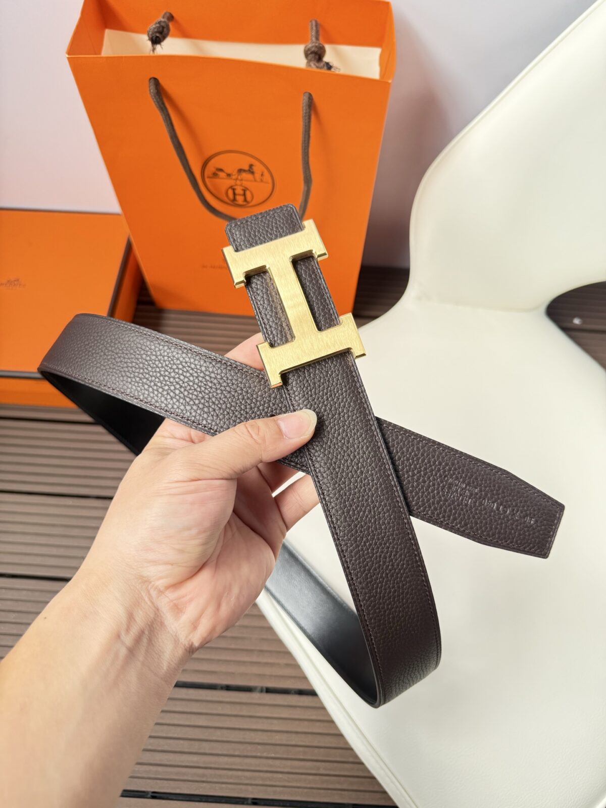 P120 爱马仕（Hermès）男款腰带以其精湛的工艺、高品质的材料和经典的设计而备受推崇，是男士时尚配饰中的顶级选择。最具标志性的设计是带有“H”标志的扣头，简约大气且极具辨识度，适合商务和休闲场合。不仅是实用的配饰，更是身份与品味的象征。无论是商务场合还是休闲穿搭，都能为整体造型增添高级感和精致感。