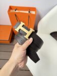 P120 爱马仕（Hermès）男款腰带以其精湛的工艺、高品质的材料和经典的设计而备受推崇，是男士时尚配饰中的顶级选择。最具标志性的设计是带有“H”标志的扣头，简约大气且极具辨识度，适合商务和休闲场合。不仅是实用的配饰，更是身份与品味的象征。无论是商务场合还是休闲穿搭，都能为整体造型增添高级感和精致感。