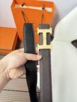 P120 爱马仕（Hermès）男款腰带以其精湛的工艺、高品质的材料和经典的设计而备受推崇，是男士时尚配饰中的顶级选择。最具标志性的设计是带有“H”标志的扣头，简约大气且极具辨识度，适合商务和休闲场合。不仅是实用的配饰，更是身份与品味的象征。无论是商务场合还是休闲穿搭，都能为整体造型增添高级感和精致感。