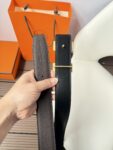 P120 爱马仕（Hermès）男款腰带以其精湛的工艺、高品质的材料和经典的设计而备受推崇，是男士时尚配饰中的顶级选择。最具标志性的设计是带有“H”标志的扣头，简约大气且极具辨识度，适合商务和休闲场合。不仅是实用的配饰，更是身份与品味的象征。无论是商务场合还是休闲穿搭，都能为整体造型增添高级感和精致感。