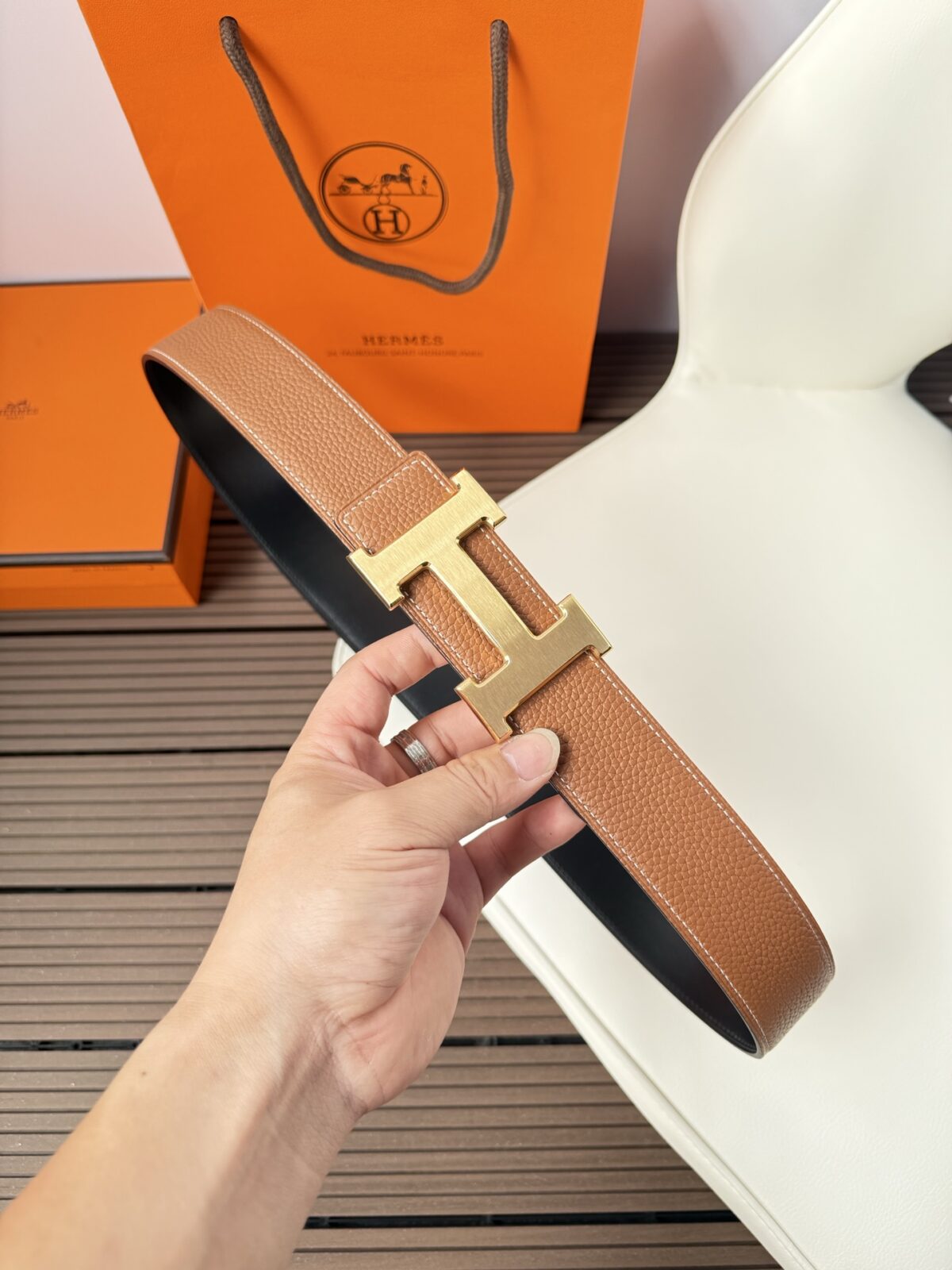 P120 爱马仕（Hermès）男款腰带以其精湛的工艺、高品质的材料和经典的设计而备受推崇，是男士时尚配饰中的顶级选择。最具标志性的设计是带有“H”标志的扣头，简约大气且极具辨识度，适合商务和休闲场合。不仅是实用的配饰，更是身份与品味的象征。无论是商务场合还是休闲穿搭，都能为整体造型增添高级感和精致感。