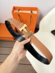 P120 爱马仕（Hermès）男款腰带以其精湛的工艺、高品质的材料和经典的设计而备受推崇，是男士时尚配饰中的顶级选择。最具标志性的设计是带有“H”标志的扣头，简约大气且极具辨识度，适合商务和休闲场合。不仅是实用的配饰，更是身份与品味的象征。无论是商务场合还是休闲穿搭，都能为整体造型增添高级感和精致感。