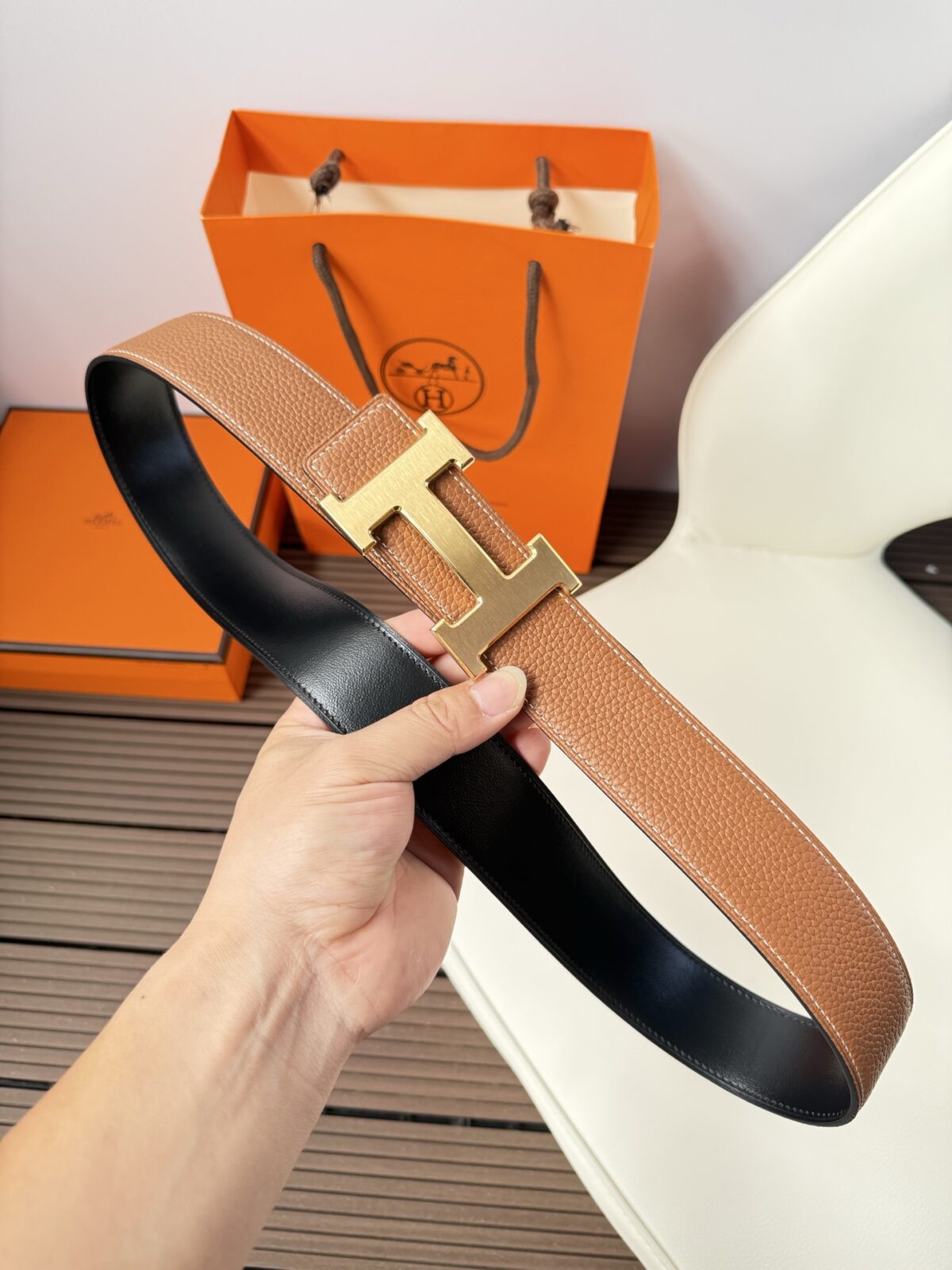 P120 爱马仕（Hermès）男款腰带以其精湛的工艺、高品质的材料和经典的设计而备受推崇，是男士时尚配饰中的顶级选择。最具标志性的设计是带有“H”标志的扣头，简约大气且极具辨识度，适合商务和休闲场合。不仅是实用的配饰，更是身份与品味的象征。无论是商务场合还是休闲穿搭，都能为整体造型增添高级感和精致感。