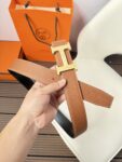 P120 爱马仕（Hermès）男款腰带以其精湛的工艺、高品质的材料和经典的设计而备受推崇，是男士时尚配饰中的顶级选择。最具标志性的设计是带有“H”标志的扣头，简约大气且极具辨识度，适合商务和休闲场合。不仅是实用的配饰，更是身份与品味的象征。无论是商务场合还是休闲穿搭，都能为整体造型增添高级感和精致感。