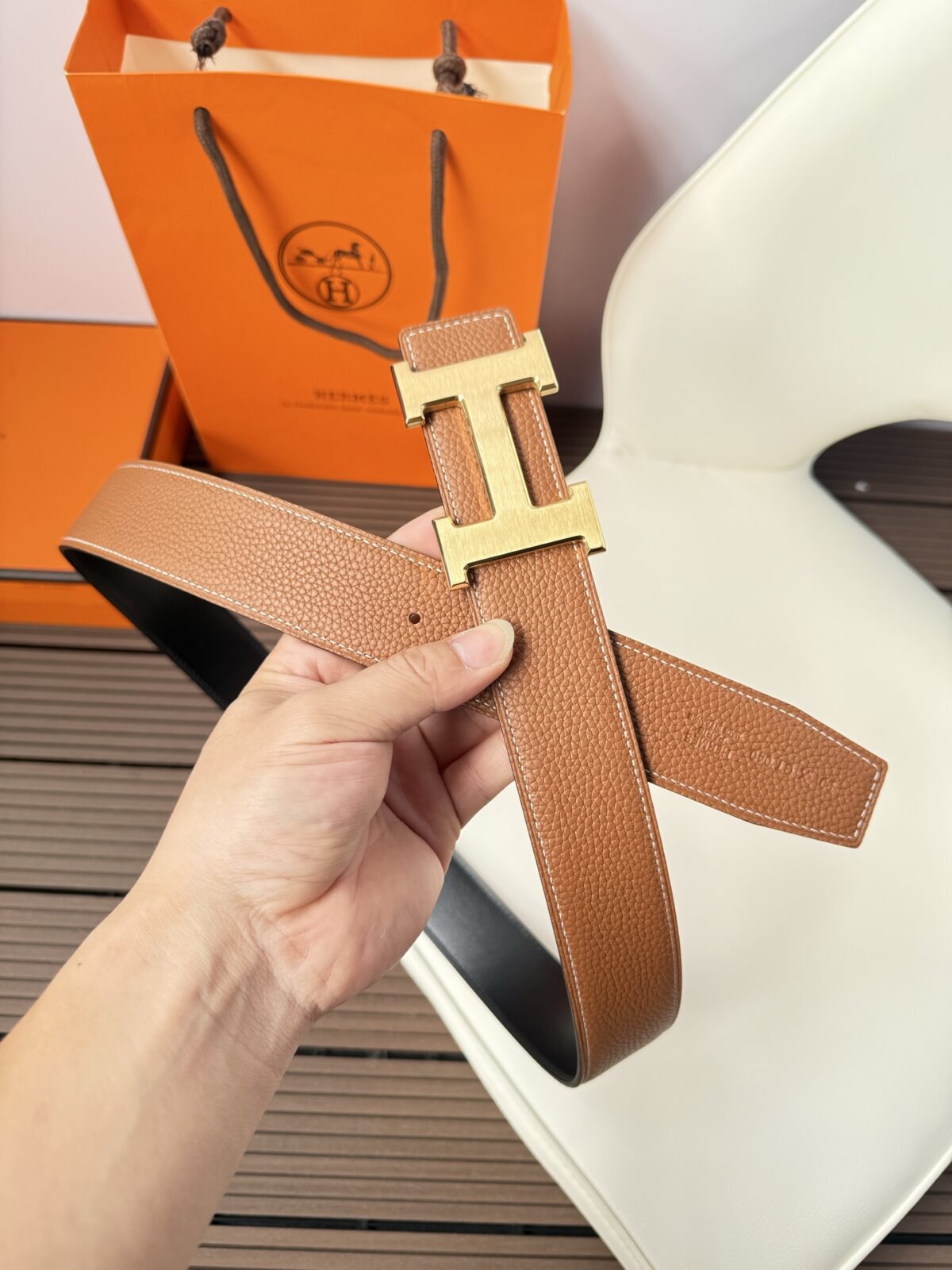 P120 爱马仕（Hermès）男款腰带以其精湛的工艺、高品质的材料和经典的设计而备受推崇，是男士时尚配饰中的顶级选择。最具标志性的设计是带有“H”标志的扣头，简约大气且极具辨识度，适合商务和休闲场合。不仅是实用的配饰，更是身份与品味的象征。无论是商务场合还是休闲穿搭，都能为整体造型增添高级感和精致感。