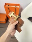 P120 爱马仕（Hermès）男款腰带以其精湛的工艺、高品质的材料和经典的设计而备受推崇，是男士时尚配饰中的顶级选择。最具标志性的设计是带有“H”标志的扣头，简约大气且极具辨识度，适合商务和休闲场合。不仅是实用的配饰，更是身份与品味的象征。无论是商务场合还是休闲穿搭，都能为整体造型增添高级感和精致感。