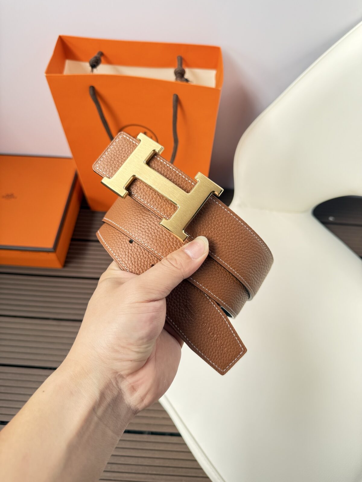 P120 爱马仕（Hermès）男款腰带以其精湛的工艺、高品质的材料和经典的设计而备受推崇，是男士时尚配饰中的顶级选择。最具标志性的设计是带有“H”标志的扣头，简约大气且极具辨识度，适合商务和休闲场合。不仅是实用的配饰，更是身份与品味的象征。无论是商务场合还是休闲穿搭，都能为整体造型增添高级感和精致感。
