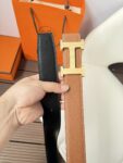 P120 爱马仕（Hermès）男款腰带以其精湛的工艺、高品质的材料和经典的设计而备受推崇，是男士时尚配饰中的顶级选择。最具标志性的设计是带有“H”标志的扣头，简约大气且极具辨识度，适合商务和休闲场合。不仅是实用的配饰，更是身份与品味的象征。无论是商务场合还是休闲穿搭，都能为整体造型增添高级感和精致感。
