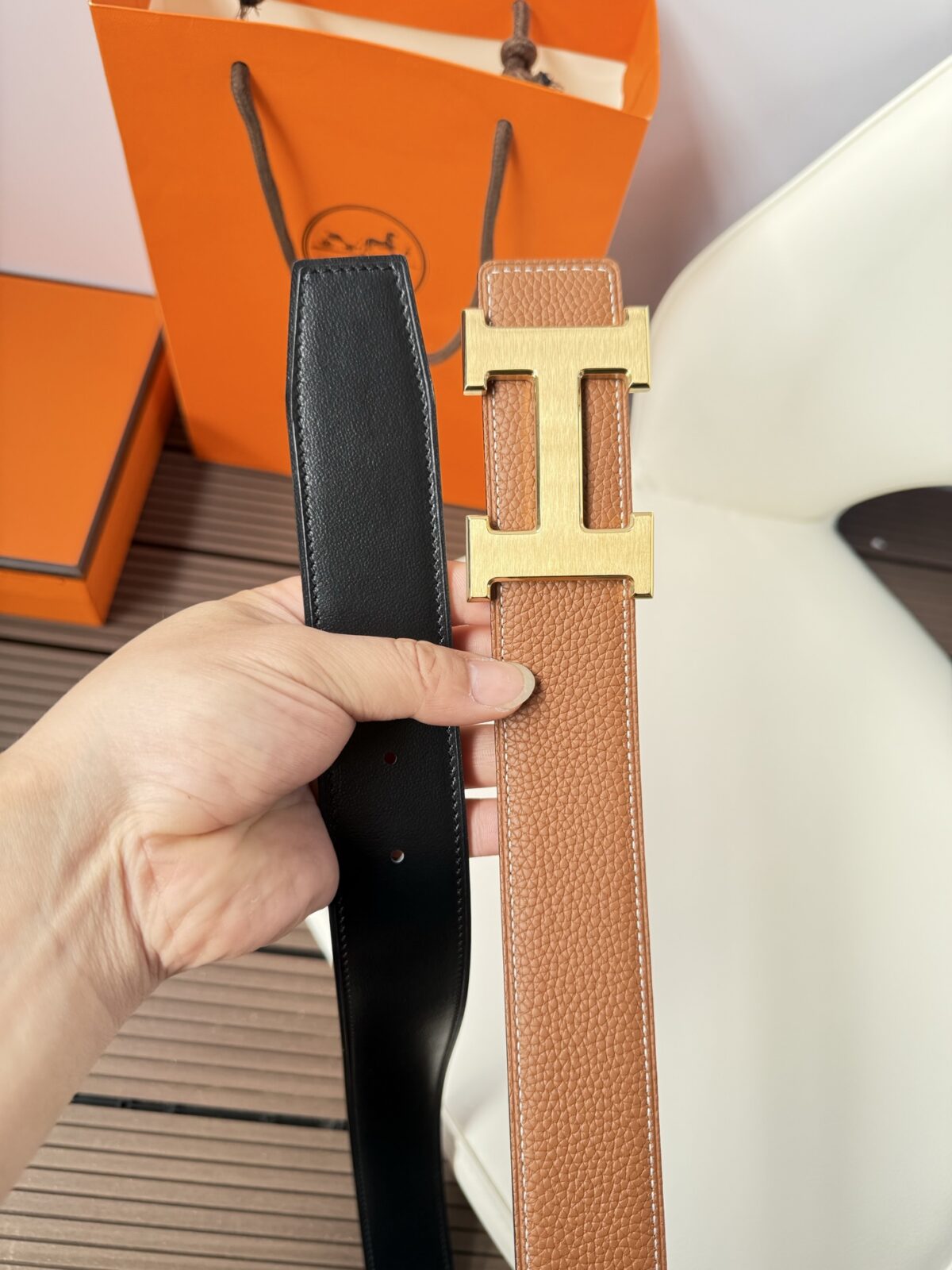 P120 爱马仕（Hermès）男款腰带以其精湛的工艺、高品质的材料和经典的设计而备受推崇，是男士时尚配饰中的顶级选择。最具标志性的设计是带有“H”标志的扣头，简约大气且极具辨识度，适合商务和休闲场合。不仅是实用的配饰，更是身份与品味的象征。无论是商务场合还是休闲穿搭，都能为整体造型增添高级感和精致感。