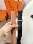 P120 爱马仕（Hermès）男款腰带以其精湛的工艺、高品质的材料和经典的设计而备受推崇，是男士时尚配饰中的顶级选择。最具标志性的设计是带有“H”标志的扣头，简约大气且极具辨识度，适合商务和休闲场合。不仅是实用的配饰，更是身份与品味的象征。无论是商务场合还是休闲穿搭，都能为整体造型增添高级感和精致感。