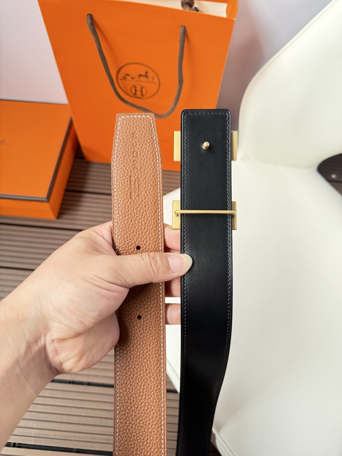 P120 爱马仕（Hermès）男款腰带以其精湛的工艺、高品质的材料和经典的设计而备受推崇，是男士时尚配饰中的顶级选择。最具标志性的设计是带有“H”标志的扣头，简约大气且极具辨识度，适合商务和休闲场合。不仅是实用的配饰，更是身份与品味的象征。无论是商务场合还是休闲穿搭，都能为整体造型增添高级感和精致感。