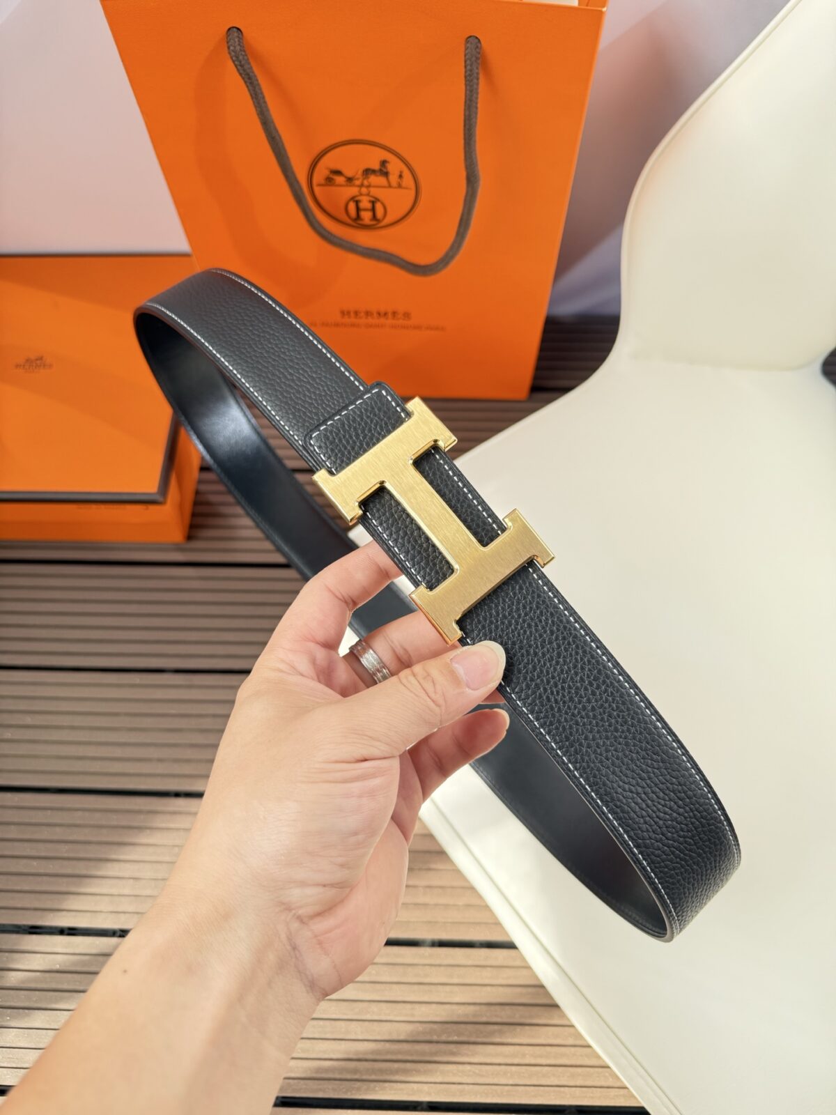 P120 爱马仕（Hermès）男款腰带以其精湛的工艺、高品质的材料和经典的设计而备受推崇，是男士时尚配饰中的顶级选择。最具标志性的设计是带有“H”标志的扣头，简约大气且极具辨识度，适合商务和休闲场合。不仅是实用的配饰，更是身份与品味的象征。无论是商务场合还是休闲穿搭，都能为整体造型增添高级感和精致感。