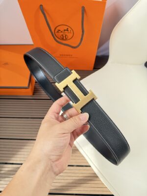 P120 爱马仕（Hermès）男款腰带以其精湛的工艺、高品质的材料和经典的设计而备受推崇，是男士时尚配饰中的顶级选择。最具标志性的设计是带有“H”标志的扣头，简约大气且极具辨识度，适合商务和休闲场合。不仅是实用的配饰，更是身份与品味的象征。无论是商务场合还是休闲穿搭，都能为整体造型增添高级感和精致感。