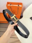 P120 爱马仕（Hermès）男款腰带以其精湛的工艺、高品质的材料和经典的设计而备受推崇，是男士时尚配饰中的顶级选择。最具标志性的设计是带有“H”标志的扣头，简约大气且极具辨识度，适合商务和休闲场合。不仅是实用的配饰，更是身份与品味的象征。无论是商务场合还是休闲穿搭，都能为整体造型增添高级感和精致感。