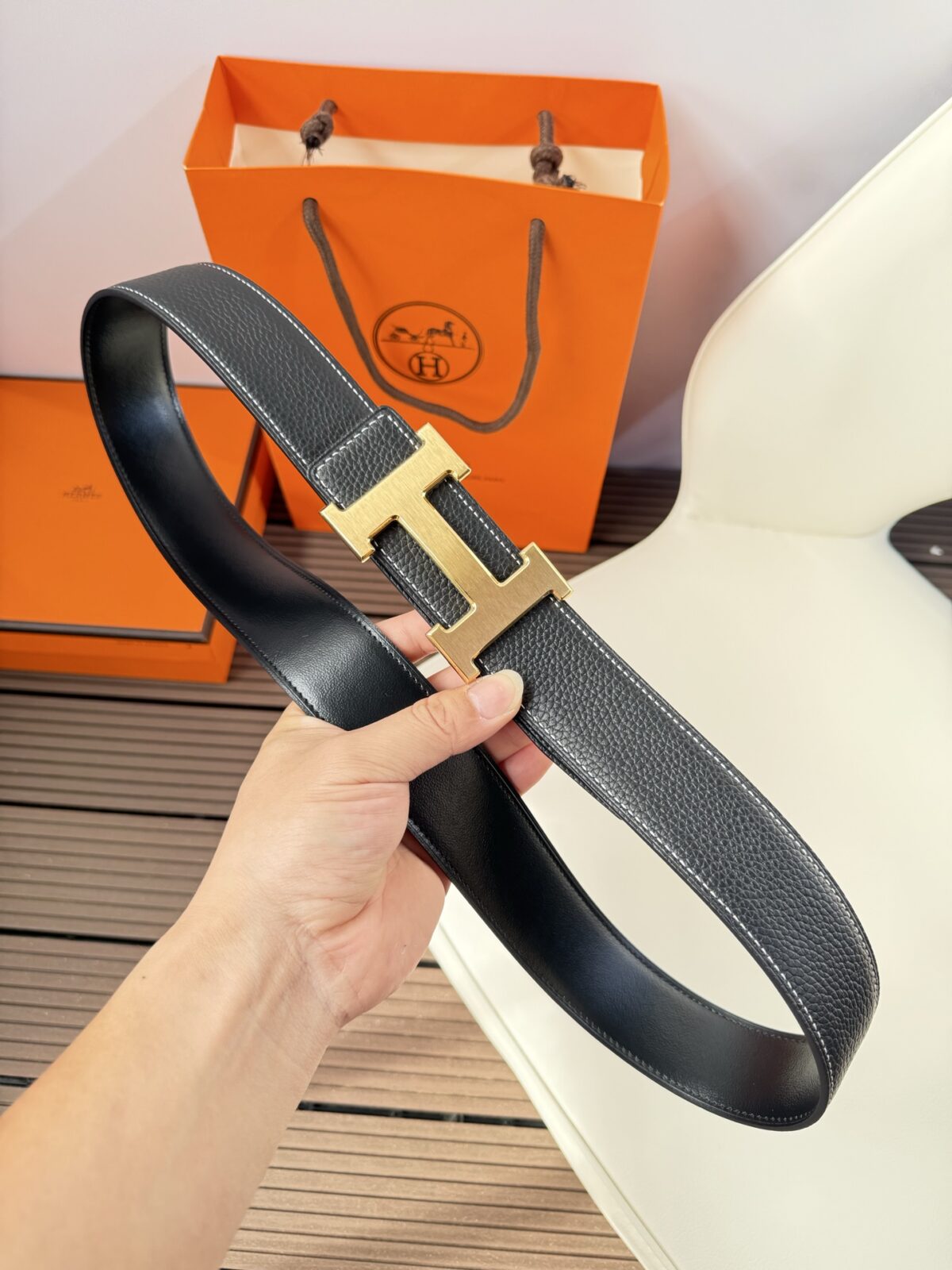 P120 爱马仕（Hermès）男款腰带以其精湛的工艺、高品质的材料和经典的设计而备受推崇，是男士时尚配饰中的顶级选择。最具标志性的设计是带有“H”标志的扣头，简约大气且极具辨识度，适合商务和休闲场合。不仅是实用的配饰，更是身份与品味的象征。无论是商务场合还是休闲穿搭，都能为整体造型增添高级感和精致感。