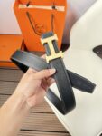 P120 爱马仕（Hermès）男款腰带以其精湛的工艺、高品质的材料和经典的设计而备受推崇，是男士时尚配饰中的顶级选择。最具标志性的设计是带有“H”标志的扣头，简约大气且极具辨识度，适合商务和休闲场合。不仅是实用的配饰，更是身份与品味的象征。无论是商务场合还是休闲穿搭，都能为整体造型增添高级感和精致感。