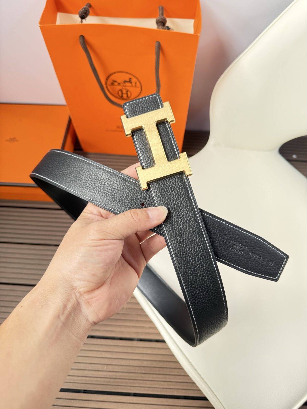 P120 爱马仕（Hermès）男款腰带以其精湛的工艺、高品质的材料和经典的设计而备受推崇，是男士时尚配饰中的顶级选择。最具标志性的设计是带有“H”标志的扣头，简约大气且极具辨识度，适合商务和休闲场合。不仅是实用的配饰，更是身份与品味的象征。无论是商务场合还是休闲穿搭，都能为整体造型增添高级感和精致感。