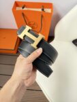 P120 爱马仕（Hermès）男款腰带以其精湛的工艺、高品质的材料和经典的设计而备受推崇，是男士时尚配饰中的顶级选择。最具标志性的设计是带有“H”标志的扣头，简约大气且极具辨识度，适合商务和休闲场合。不仅是实用的配饰，更是身份与品味的象征。无论是商务场合还是休闲穿搭，都能为整体造型增添高级感和精致感。