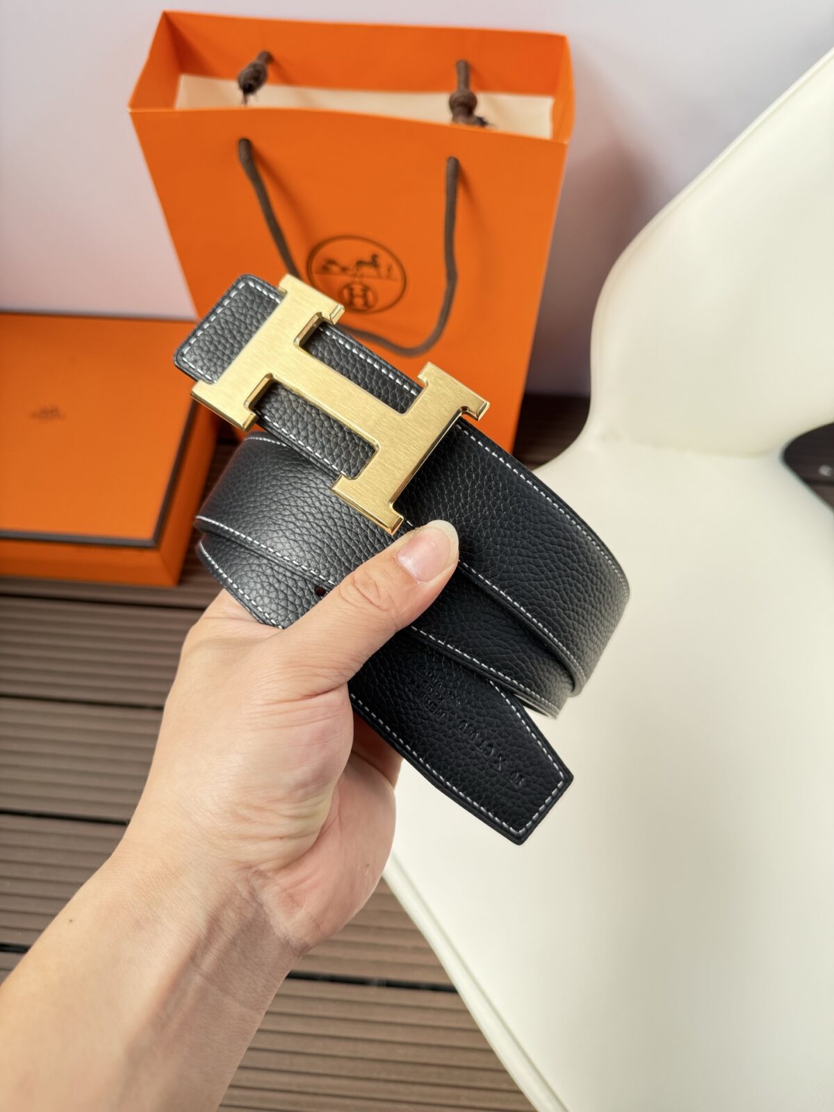 P120 爱马仕（Hermès）男款腰带以其精湛的工艺、高品质的材料和经典的设计而备受推崇，是男士时尚配饰中的顶级选择。最具标志性的设计是带有“H”标志的扣头，简约大气且极具辨识度，适合商务和休闲场合。不仅是实用的配饰，更是身份与品味的象征。无论是商务场合还是休闲穿搭，都能为整体造型增添高级感和精致感。