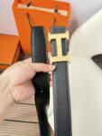 P120 爱马仕（Hermès）男款腰带以其精湛的工艺、高品质的材料和经典的设计而备受推崇，是男士时尚配饰中的顶级选择。最具标志性的设计是带有“H”标志的扣头，简约大气且极具辨识度，适合商务和休闲场合。不仅是实用的配饰，更是身份与品味的象征。无论是商务场合还是休闲穿搭，都能为整体造型增添高级感和精致感。