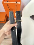 P120 爱马仕（Hermès）男款腰带以其精湛的工艺、高品质的材料和经典的设计而备受推崇，是男士时尚配饰中的顶级选择。最具标志性的设计是带有“H”标志的扣头，简约大气且极具辨识度，适合商务和休闲场合。不仅是实用的配饰，更是身份与品味的象征。无论是商务场合还是休闲穿搭，都能为整体造型增添高级感和精致感。