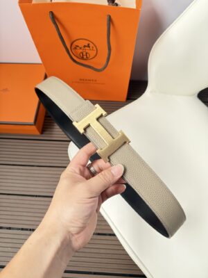P120 爱马仕（Hermès）男款腰带以其精湛的工艺、高品质的材料和经典的设计而备受推崇，是男士时尚配饰中的顶级选择。最具标志性的设计是带有“H”标志的扣头，简约大气且极具辨识度，适合商务和休闲场合。不仅是实用的配饰，更是身份与品味的象征。无论是商务场合还是休闲穿搭，都能为整体造型增添高级感和精致感。