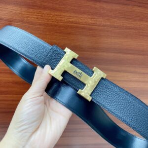 weigou_262022_0_8c3650da3e HERMES✈️p130 🎁型号:原单!认准专柜正品包装 🎁等级:意大利进口🐂百分百头层牛皮,HERMES.爱马仕,世界著名奢侈品品牌,经典荔枝纹系列,双面荔枝纹,双面可用,进口头层🐂牛皮🐃,国外专柜有同款。24k钢扣,金色银色黑色✨时尚又不失优雅。夏天高调炫出来吧,西裤牛仔裤任意搭配,永不掉色,背面logo清晰可见 🎁材料: 🐂意大利进口原版牛皮🐂,原版皮+24k钢扣。百搭西裤牛仔裤,时尚大牌。实物更靓⚡️专柜品质。配送全套礼盒🎁包装,打孔器,手提袋,香港发票,海关贴齐全 🎁颜色: 认准如图专柜包装,3.8mm📣,双面荔枝纹,双面用,24k钢扣✨