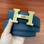 weigou_262022_1_6da6bfbafe HERMES✈️p130 🎁型号:原单!认准专柜正品包装 🎁等级:意大利进口🐂百分百头层牛皮,HERMES.爱马仕,世界著名奢侈品品牌,经典荔枝纹系列,双面荔枝纹,双面可用,进口头层🐂牛皮🐃,国外专柜有同款。24k钢扣,金色银色黑色✨时尚又不失优雅。夏天高调炫出来吧,西裤牛仔裤任意搭配,永不掉色,背面logo清晰可见 🎁材料: 🐂意大利进口原版牛皮🐂,原版皮+24k钢扣。百搭西裤牛仔裤,时尚大牌。实物更靓⚡️专柜品质。配送全套礼盒🎁包装,打孔器,手提袋,香港发票,海关贴齐全 🎁颜色: 认准如图专柜包装,3.8mm📣,双面荔枝纹,双面用,24k钢扣✨