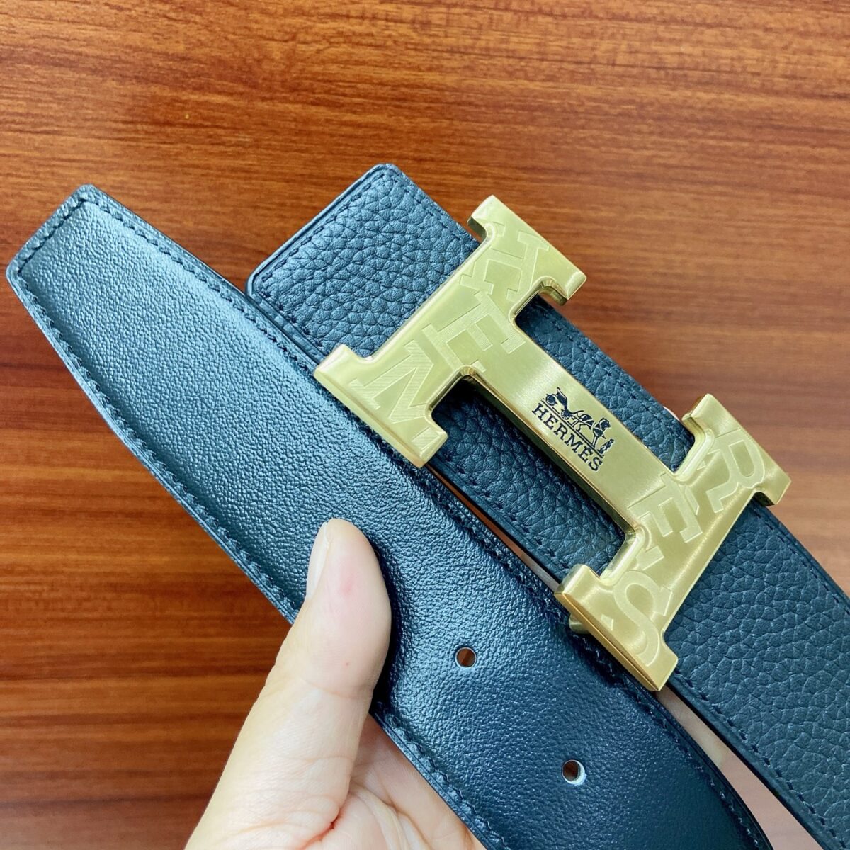 weigou_262022_2_6e24c6d5e9 HERMES✈️p130 🎁型号:原单!认准专柜正品包装 🎁等级:意大利进口🐂百分百头层牛皮,HERMES.爱马仕,世界著名奢侈品品牌,经典荔枝纹系列,双面荔枝纹,双面可用,进口头层🐂牛皮🐃,国外专柜有同款。24k钢扣,金色银色黑色✨时尚又不失优雅。夏天高调炫出来吧,西裤牛仔裤任意搭配,永不掉色,背面logo清晰可见 🎁材料: 🐂意大利进口原版牛皮🐂,原版皮+24k钢扣。百搭西裤牛仔裤,时尚大牌。实物更靓⚡️专柜品质。配送全套礼盒🎁包装,打孔器,手提袋,香港发票,海关贴齐全 🎁颜色: 认准如图专柜包装,3.8mm📣,双面荔枝纹,双面用,24k钢扣✨