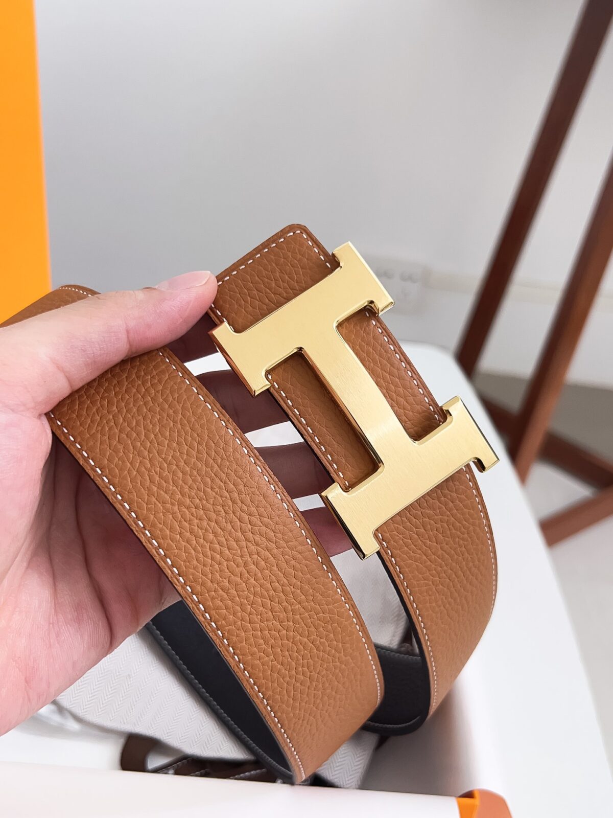 p120爱马仕 原单货品，宽度3.8cm 双面头层togo荔枝纹，柔软皮料。 双面可用，精细做工，品质好货。 扣头：不锈钢扣（金色 银色） 码数：100-125cm 包装：全套包装