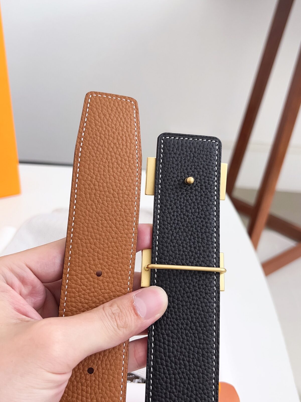 p120爱马仕 原单货品，宽度3.8cm 双面头层togo荔枝纹，柔软皮料。 双面可用，精细做工，品质好货。 扣头：不锈钢扣（金色 银色） 码数：100-125cm 包装：全套包装
