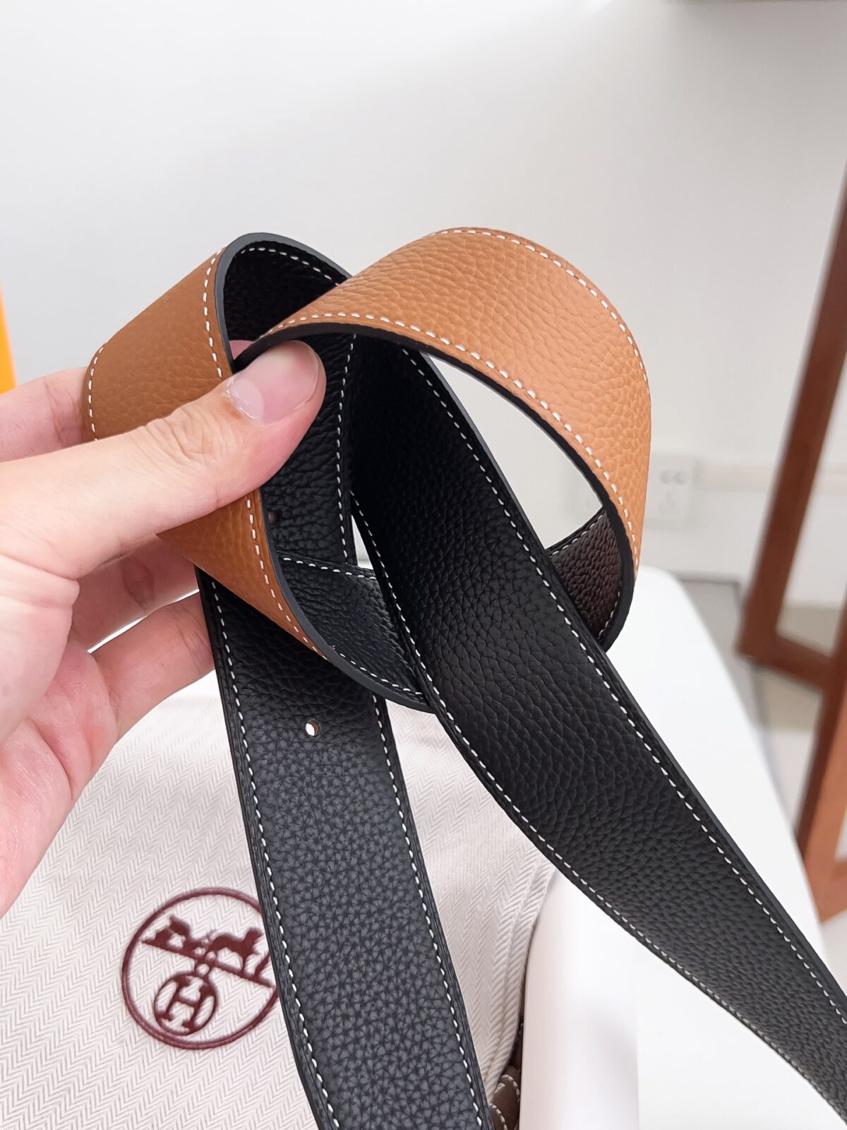 p120爱马仕 原单货品，宽度3.8cm 双面头层togo荔枝纹，柔软皮料。 双面可用，精细做工，品质好货。 扣头：不锈钢扣（金色 银色） 码数：100-125cm 包装：全套包装