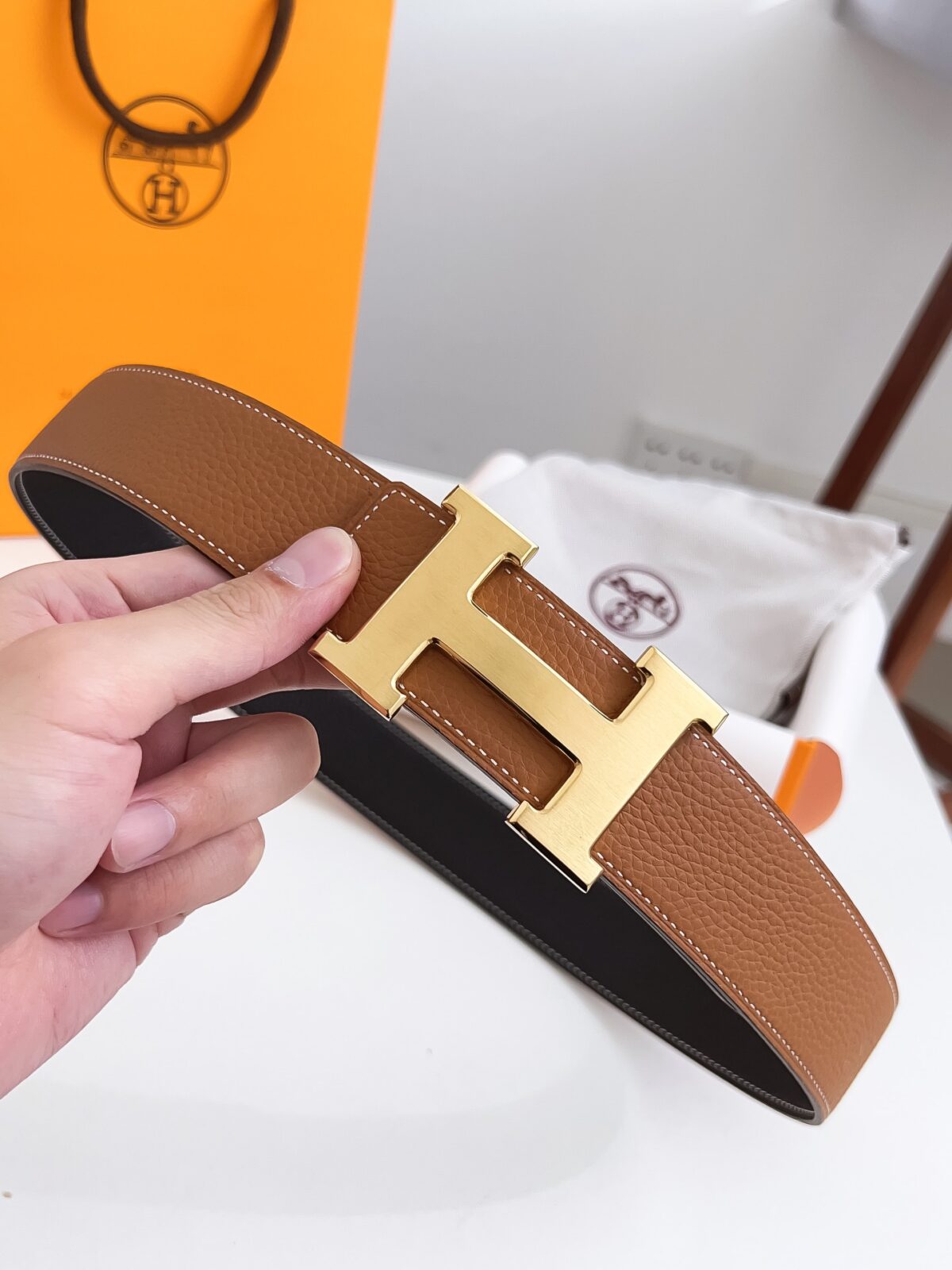p120爱马仕 原单货品，宽度3.8cm 双面头层togo荔枝纹，柔软皮料。 双面可用，精细做工，品质好货。 扣头：不锈钢扣（金色 银色） 码数：100-125cm 包装：全套包装