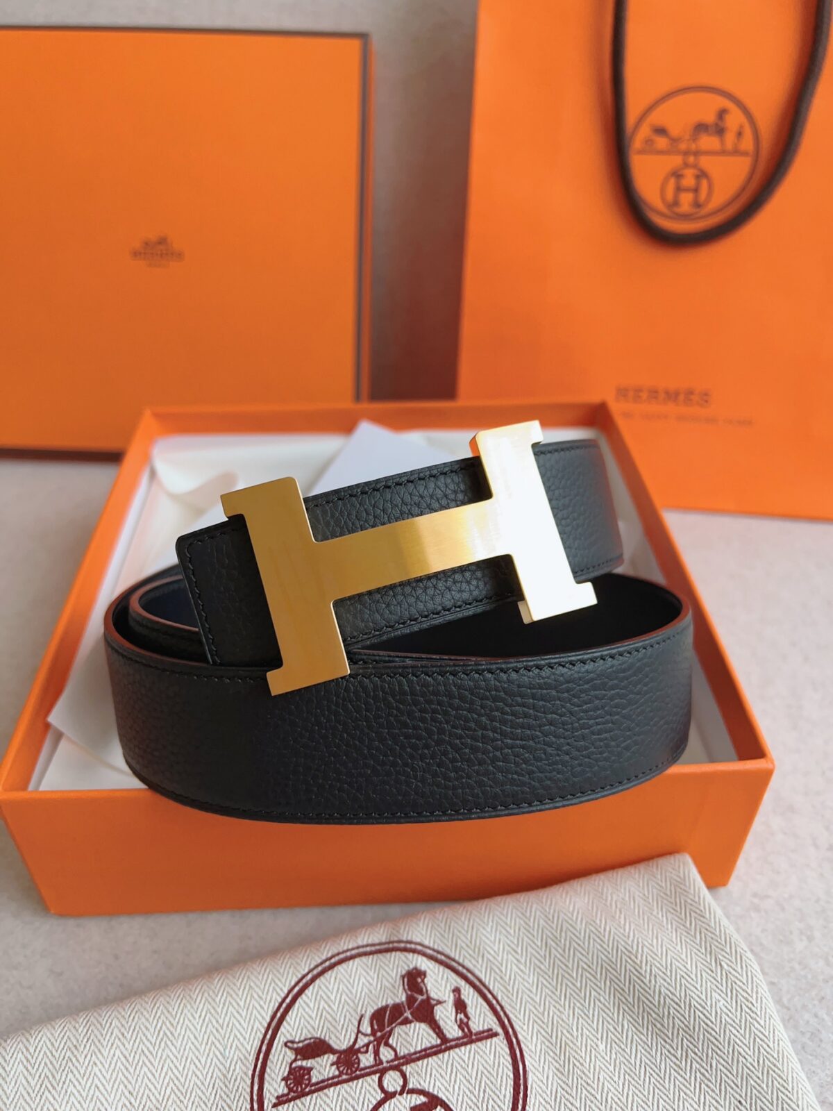 HERMES）Constance 皮带扣 & 双面皮腰带38毫米。 采用epsom原版小牛皮，搭配精品纯钢扣五金。立体的结构设计，打造优雅轮廓；卓尔不凡，精致优雅！