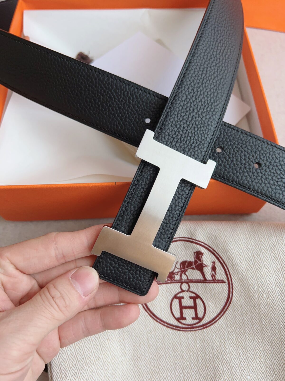 HERMES）Constance 皮带扣 & 双面皮腰带38毫米。 采用epsom原版小牛皮，搭配精品纯钢扣五金。立体的结构设计，打造优雅轮廓；卓尔不凡，精致优雅！