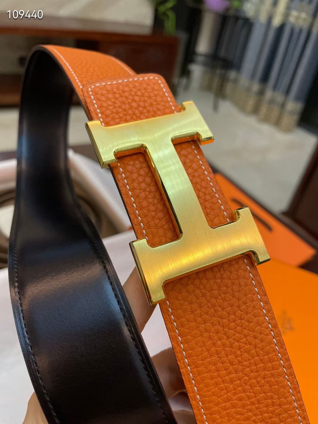 weigou_266272_1_6bcbdc6b2a HERMES✈️p130 🎁型号:原单!认准专柜正品包装 🎁等级:意大利进口🐂百分百头层牛皮,HERMES.爱马仕,世界著名奢侈品品牌,经典荔枝纹系列,双面荔枝纹,双面可用,进口头层🐂牛皮🐃,国外专柜有同款。24k钢扣,金色银色黑色✨时尚又不失优雅。夏天高调炫出来吧,西裤牛仔裤任意搭配,永不掉色,背面logo清晰可见 🎁材料: 🐂意大利进口原版牛皮🐂,原版皮+24k钢扣。百搭西裤牛仔裤,时尚大牌。实物更靓⚡️专柜品质。配送全套礼盒🎁包装,打孔器,手提袋,香港发票,海关贴齐全 🎁颜色: 认准如图专柜包装,3.8mm📣,双面荔枝纹,双面用,24k钢扣✨